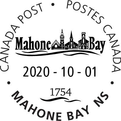 Vue des édifices de la ville de Mahone Bay, avec l’année 1754 et la date 1er octobre 2020.