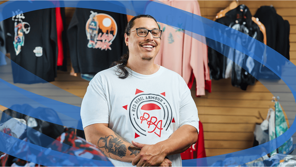Tout sourire dans une boutique de vêtements, Sean Rayland-Boubar, le fondateur de Red Rebel Armour.
