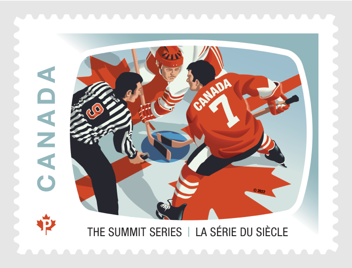 Le timbre sur la Série du siècle émis par Postes Canada présente une mise en jeu entre des joueurs des équipes canadienne et soviétique pendant le huitième match de la Série du siècle de 1972