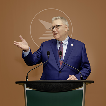 Le pr&eacute;sident-directeur g&eacute;n&eacute;ral de Postes Canada, Doug Ettinger, prend la parole derri&egrave;re un podium.