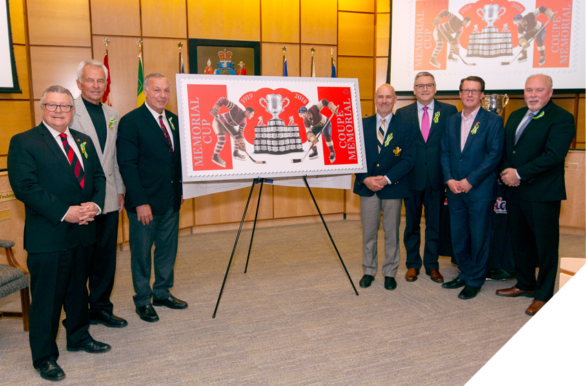 MP Ralph Goodale and former NHL players Dennis Sobchuk, Guy Lafleur and Ed Staniowski with Memorial Cup stamp. Also on the photo: Canada Post CEO Doug Ettinger, Regina Mayor Michael Fougere and CHL President David Branch.