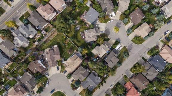 Vue aérienne de maisons dans un quartier où il y a un cul-de-sac.