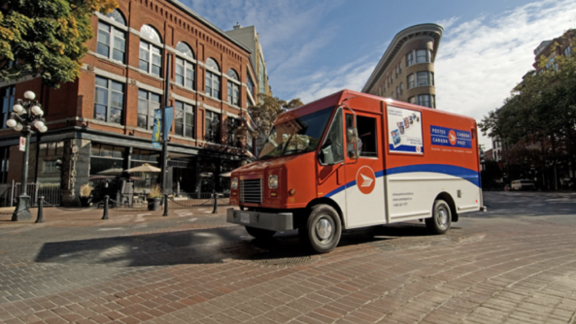 Un camion de Postes Canada stationné dans la rue dans le quartier Gastown de Vancouver.