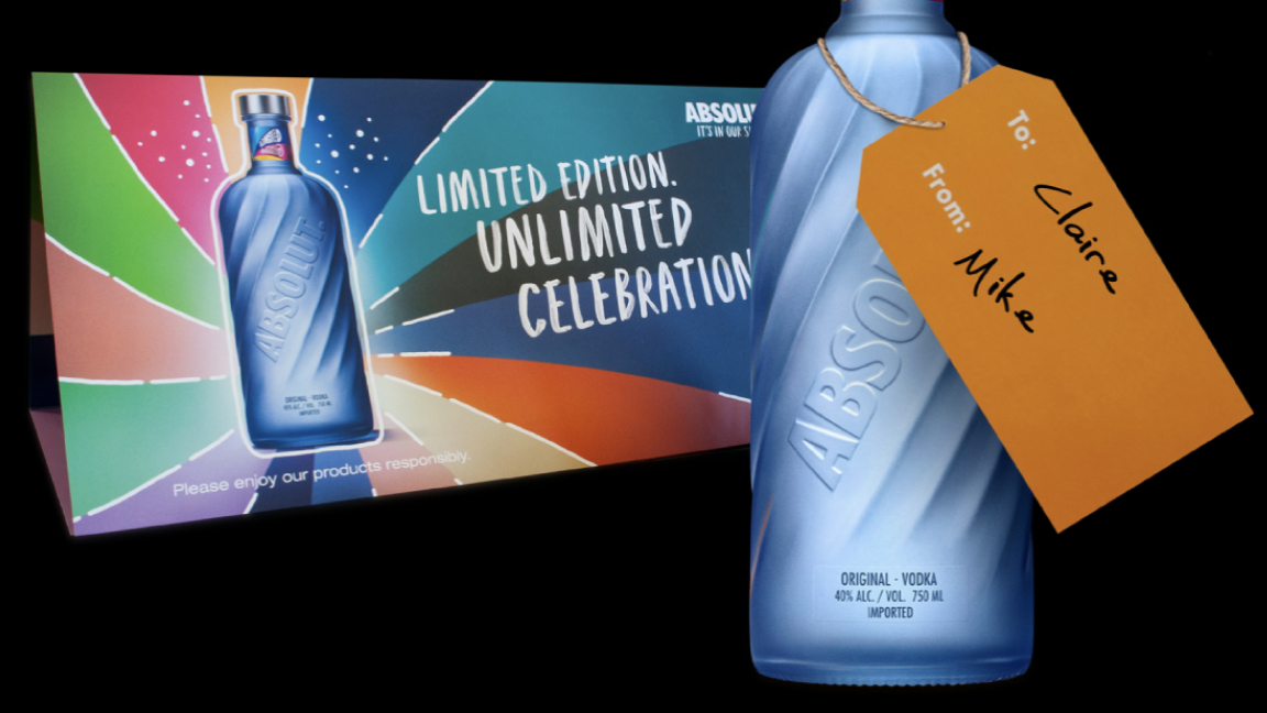 Bouteille d’Absolut Vodka avec une étiquette-cadeau et une carte Courrier personnalisé colorée.