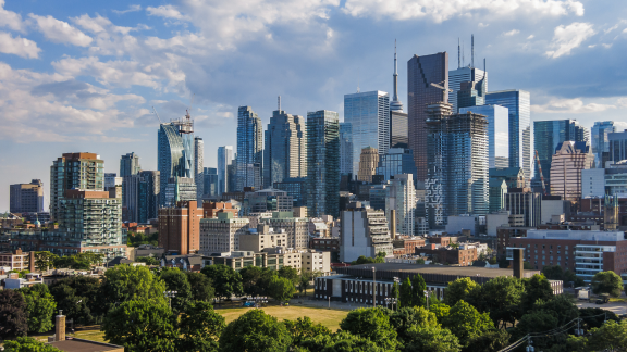 La ligne d'horizon de la ville de Toronto avec un parc en avant-plan.