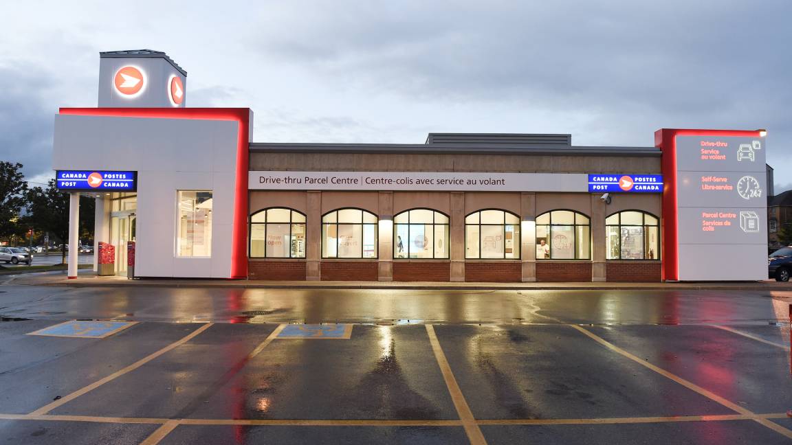 L’extérieur d’un nouvel emplacement de Postes Canada doté d’un centre-colis avec service au volant.