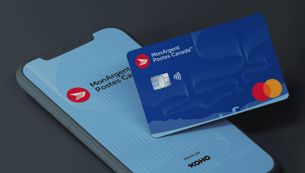 La carte MonArgent Postes Canada repose sur un téléphone intelligent. Sur l’écran du téléphone apparaît le texte MonArgent Postes Canada, remis par KOHO.
