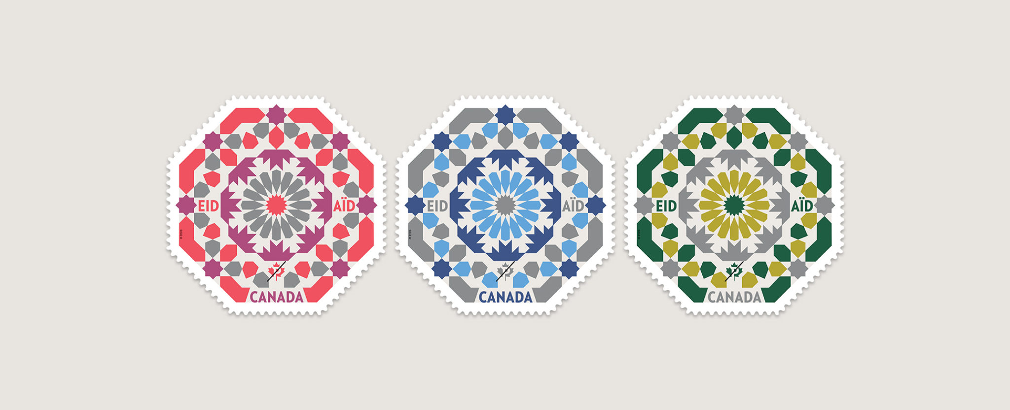 Trois timbres sur l’Aïd ornés de motifs géométriques et de feuilles d’érable stylisées représentant la diversité culturelle du Canada et la tradition islamique.