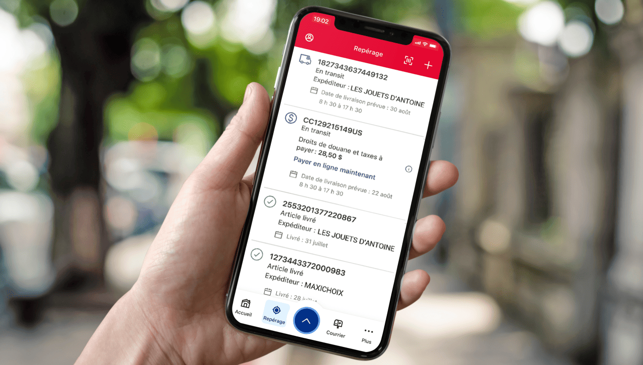 Un écran de téléphone cellulaire affiche l’écran Repérage de l’application de Postes Canada avec une liste des articles entrants et livrés.