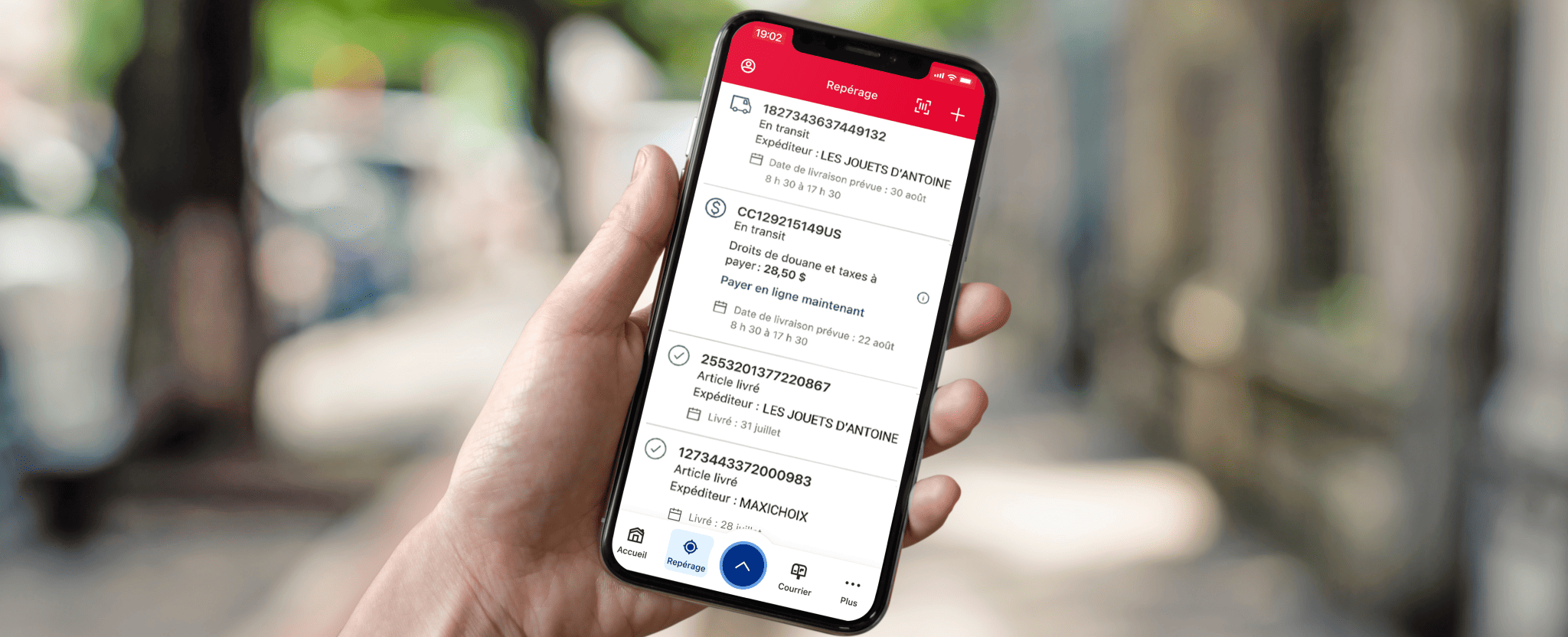 Un écran de téléphone cellulaire affiche l’écran Repérage de l’application de Postes Canada avec une liste des articles entrants et livrés.