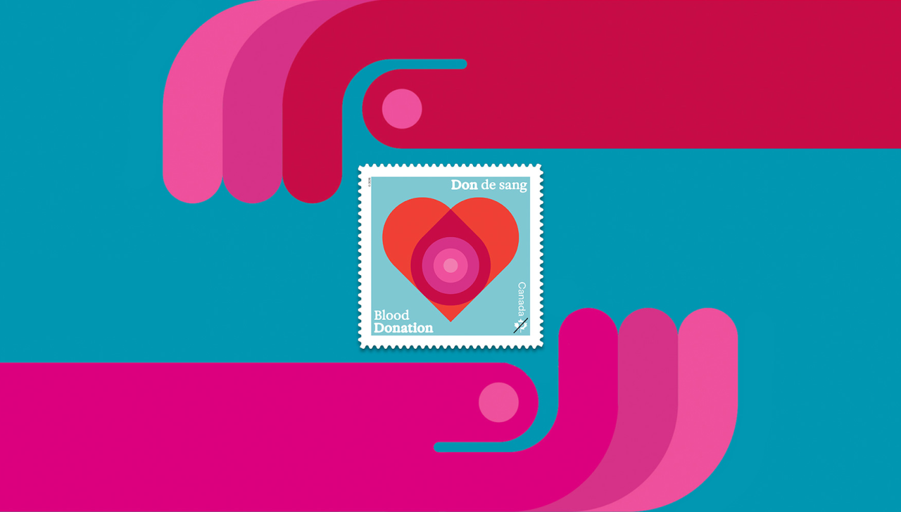 Illustration de deux mains courbées sur un fond bleu encadrant un timbre-poste avec un cœur rouge et le texte « Don de sang / Blood Donation ».