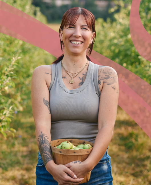 Attablée aux côtés de ses produits, VIan Nguyen, la fondatrice de Rude Mama Hotsauce, sourit à la caméra.
