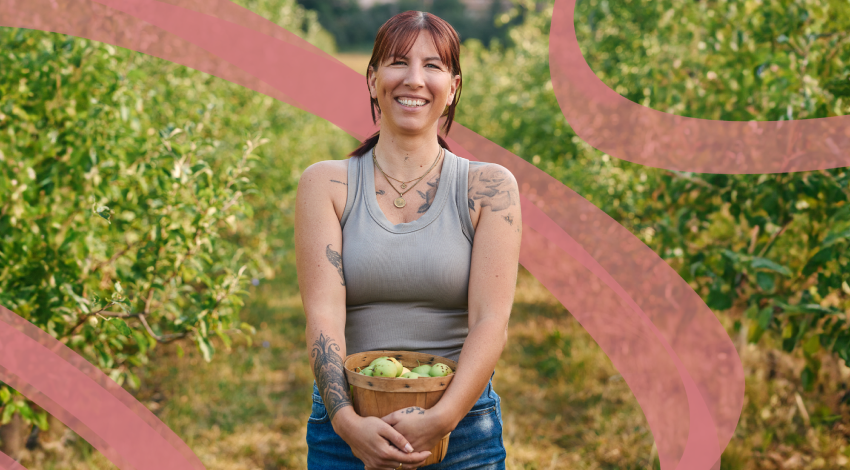 Attablée aux côtés de ses produits, VIan Nguyen, la fondatrice de Rude Mama Hotsauce, sourit à la caméra.