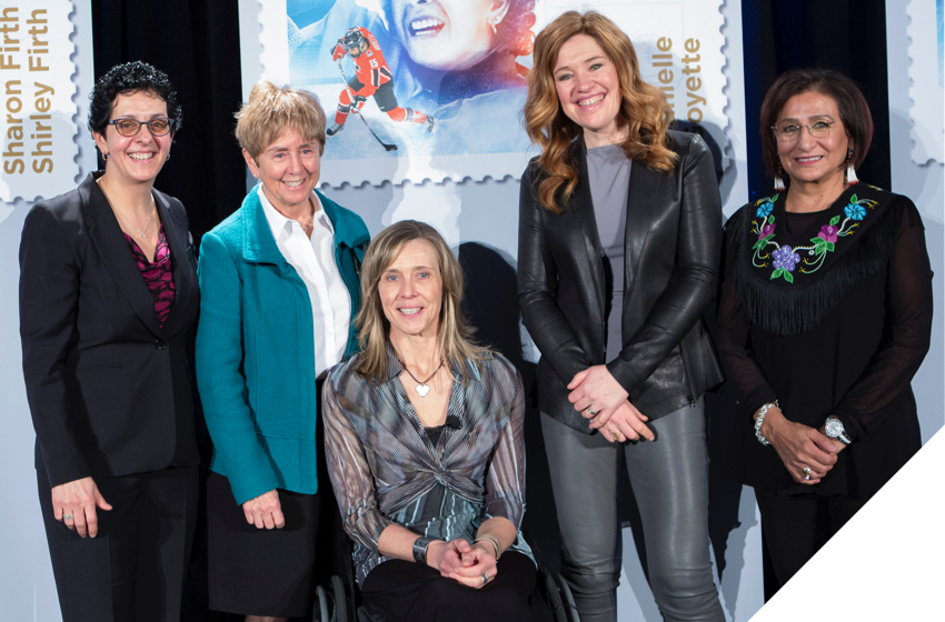 Sharon Firth, Sonja Gaudet, Danielle Goyette, Nancy Greene, Clara Hughes à un dévoilement de timbres saluant leurs exploits.