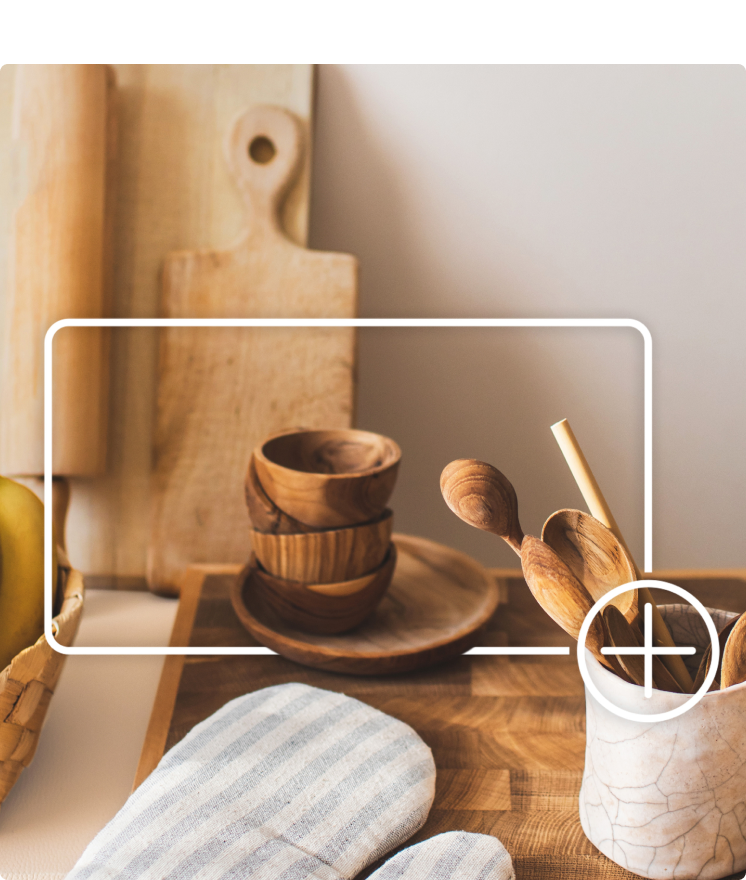 Des ustensiles de cuisine en bois sur un comptoir. Une case blanche avec le signe plus encercle les articles, figurant l’ajout à un panier d’achats en ligne.